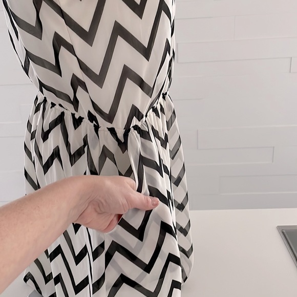 M Guess zig zag Black and White dress with pockets and front zip - Picture 4 of 13